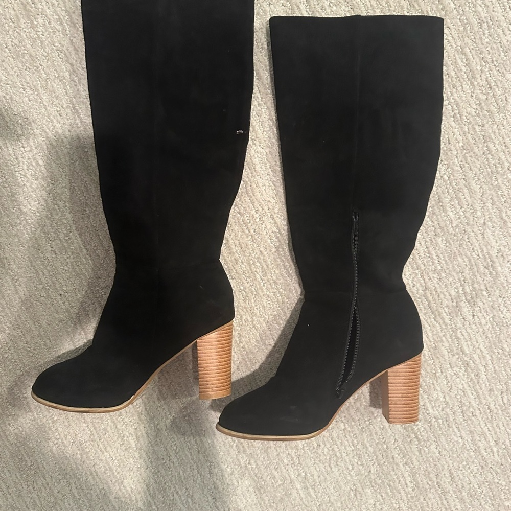 Knee high black Suede boots